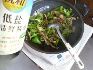 尖椒炒鲜蘑的做法步骤：6