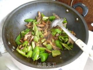 尖椒炒鲜蘑的做法步骤：7