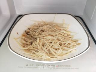 干煸手撕杏鲍菇肉丝的做法步骤：5