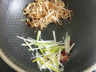 干煸手撕杏鲍菇肉丝的做法步骤：8