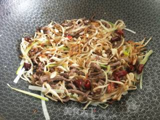 干煸手撕杏鲍菇肉丝的做法步骤：9