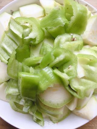 豆皮炒西葫芦的做法步骤：1