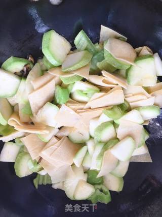 豆皮炒西葫芦的做法步骤：6