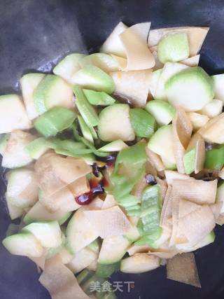 豆皮炒西葫芦的做法步骤：7