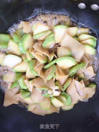 豆皮炒西葫芦的做法步骤：8