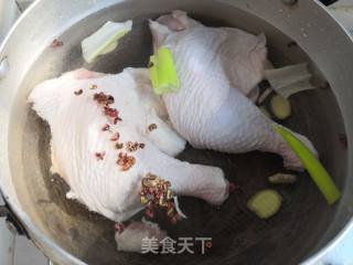凉拌鸡腿肉的做法步骤：2