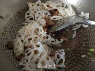团圆饭-五花肉炒藕片的做法步骤：4