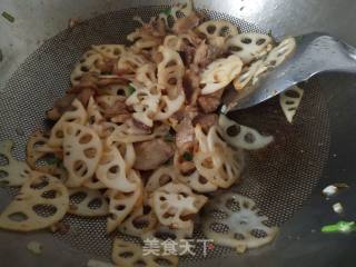 团圆饭-五花肉炒藕片的做法步骤：5