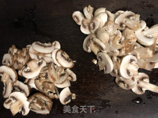 青椒炒双菇的做法步骤：2