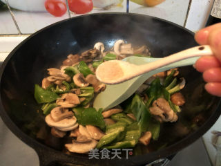 青椒炒双菇的做法步骤：6