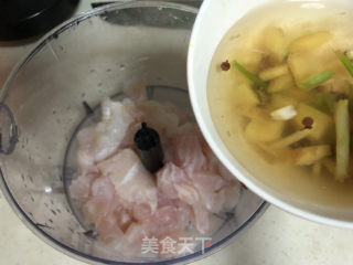 自制鱼丸的做法步骤：2