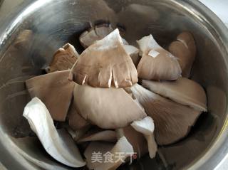 鲜蘑炒鸡蛋的做法步骤：1