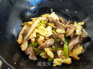 鲜蘑炒鸡蛋的做法步骤：10