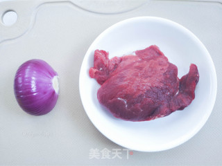 洋葱爆炒牛肉的做法步骤：1