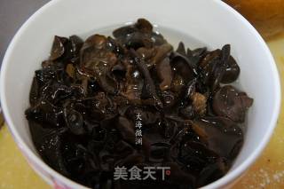 油菜炒黑木耳的做法步骤：2