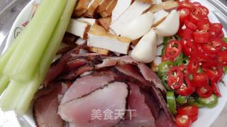 柴火香干腊肉的做法步骤：2
