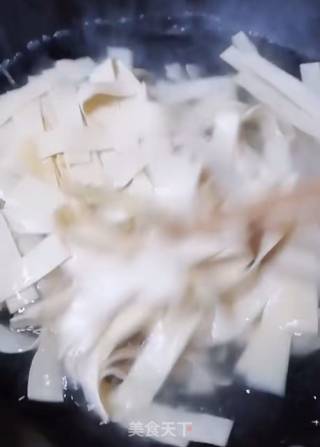 尖椒干豆腐的做法步骤：1
