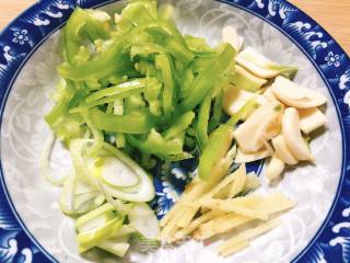 青椒龙豆角的做法步骤：2