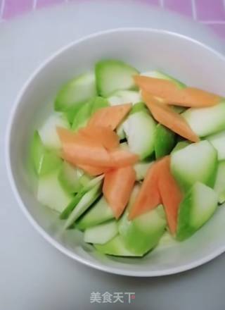 胡萝卜炒西葫芦的做法步骤：1