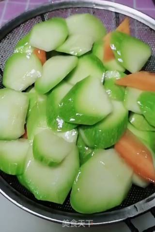 胡萝卜炒西葫芦的做法步骤：3