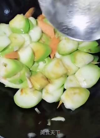 胡萝卜炒西葫芦的做法步骤：6