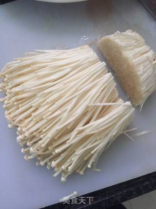 金针菇蒸鲈鱼的做法步骤：1