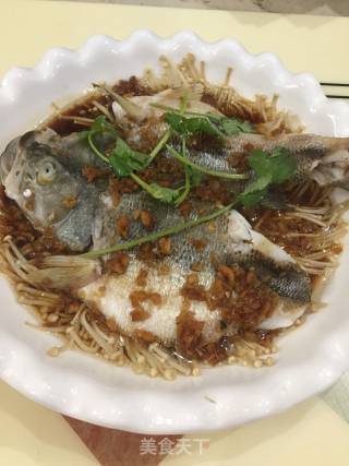 金针菇蒸鲈鱼的做法步骤：12