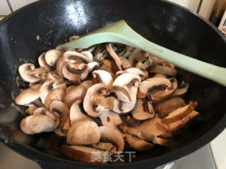 蘑菇炒虾仁的做法步骤：6