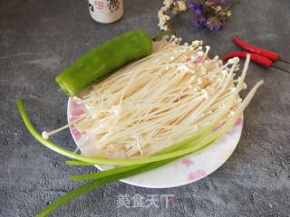 金针菇炒鸡蛋的做法步骤：1