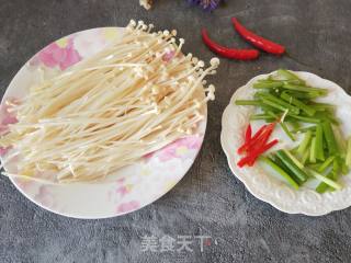 金针菇炒鸡蛋的做法步骤：2