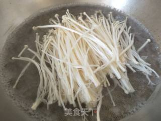 金针菇炒鸡蛋的做法步骤：4