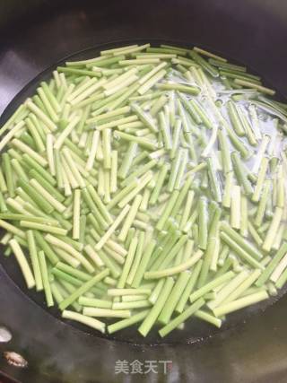 腊肠炒蒜薹的做法步骤：1
