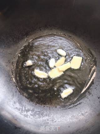 腊肠炒蒜薹的做法步骤：4