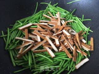 香干炒芦蒿的做法步骤：6