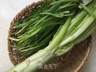 韭菜炒莴笋的做法步骤：1
