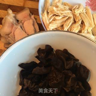 木耳腐竹烩肉片的做法步骤：1