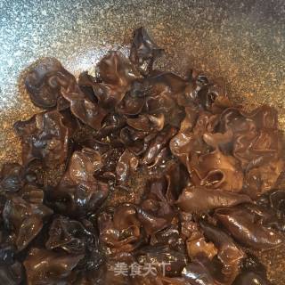 木耳腐竹烩肉片的做法步骤：3