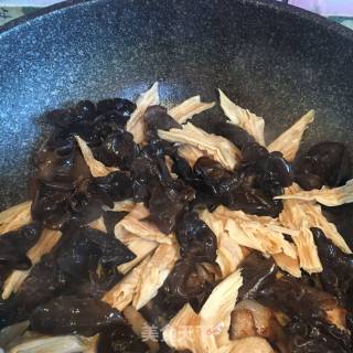 木耳腐竹烩肉片的做法步骤：4