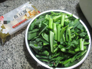 鱼豆腐炒油菜蕻的做法步骤：1