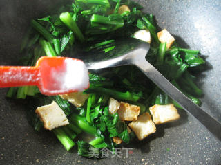 鱼豆腐炒油菜蕻的做法步骤：7