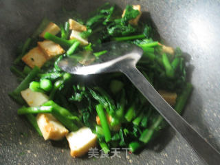 鱼豆腐炒油菜蕻的做法步骤：9