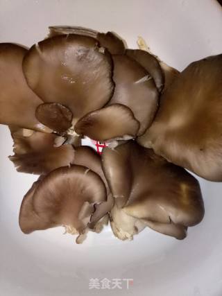 腊肠炒蘑菇的做法步骤：1