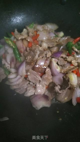 双椒洋葱炒瘦肉的做法步骤：5