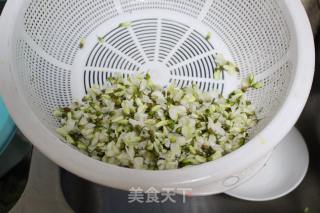 槐花饼的做法步骤：2