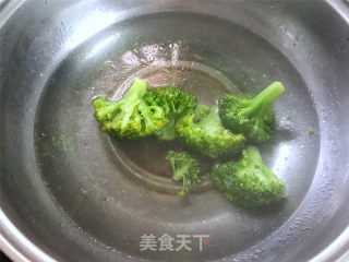 西兰花饭团的做法步骤：2