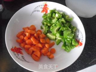 苦瓜炒馒头丁的做法步骤：2