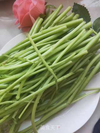 牛肉炒茼蒿的做法步骤：1