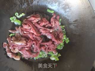 牛肉炒茼蒿的做法步骤：4