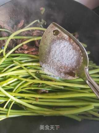 牛肉炒茼蒿的做法步骤：6
