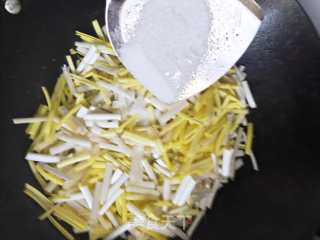 一道很家常的菜----蒜苗炒鸡蛋的做法步骤：6